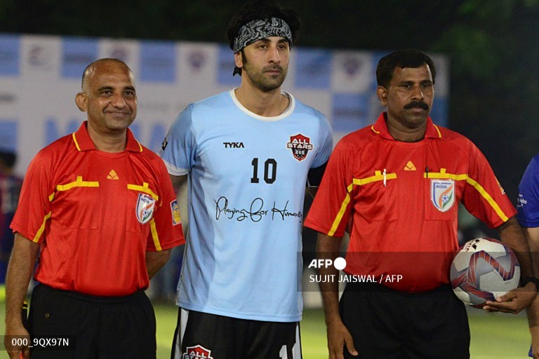 Aktor Bollywood Ranbir Kapoor berpose selama promosi serial televisi drama biografi Amazon Prime Video 'Maradona: Blessed Dream' di Mumbai pada 3 November 2021.
