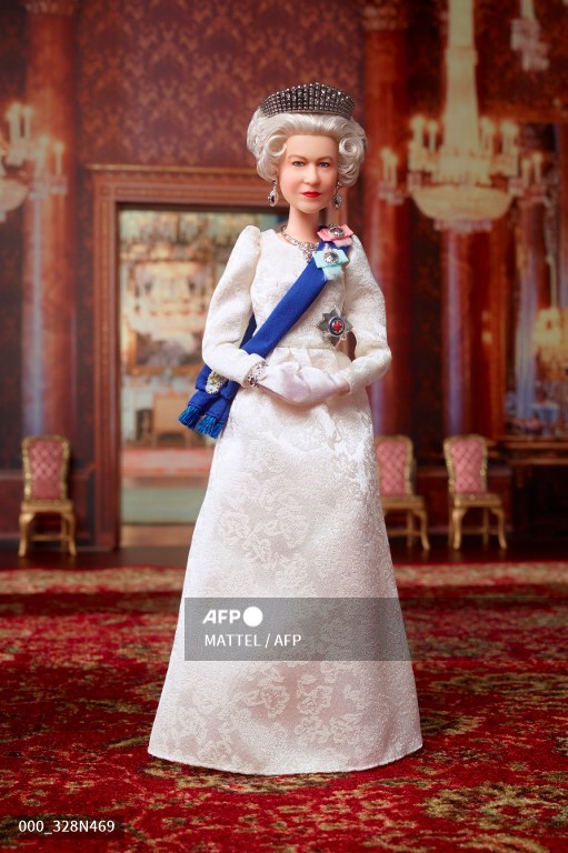Sebuah foto selebaran tak bertanggal yang diambil dan dirilis pada 21 April 2022 oleh produsen mainan AS Mattel, menunjukkan boneka Barbie baru mereka yang menggambarkan Ratu Elizabeth II untuk menandai Platinum Jubilee raja Inggris.